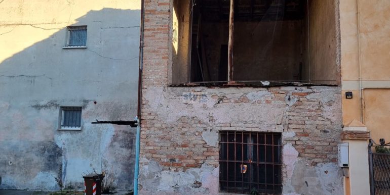 su due livelli con logo