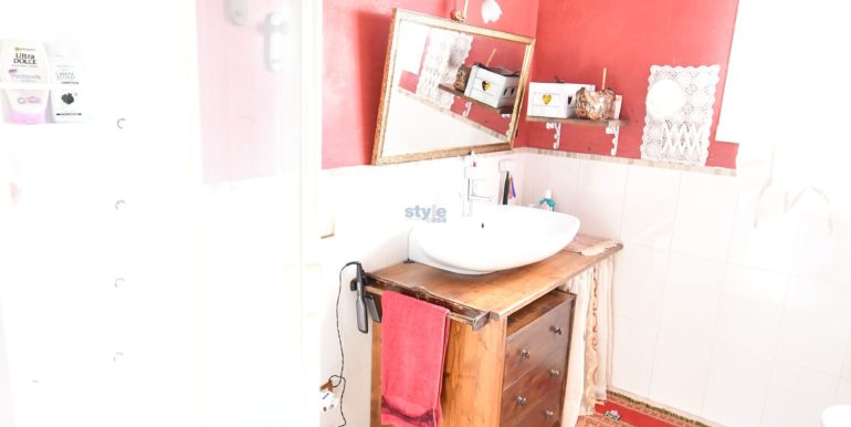 bagno con doccia con logo