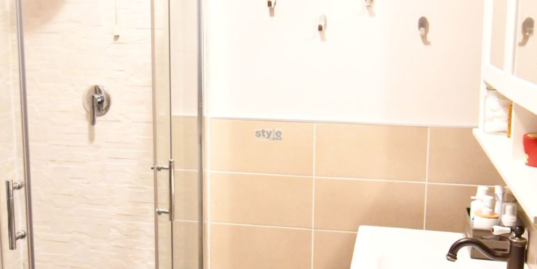 bagno con doccia con logo
