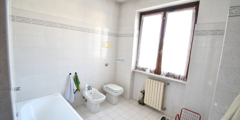 bagno con vasca con logo