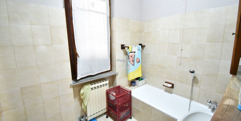 bagno con vasca con logo