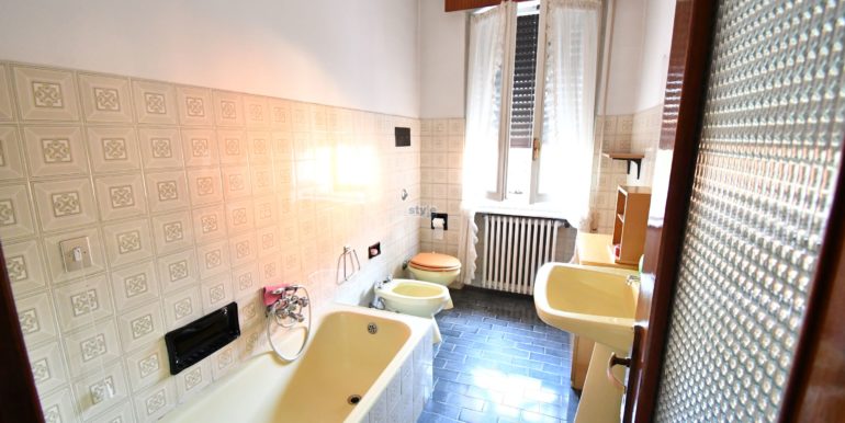 bagno con vasca con logo