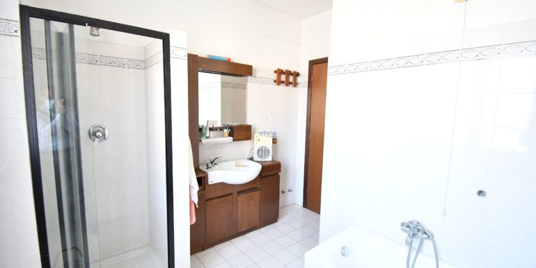 bagno con vasca e doccia con logo