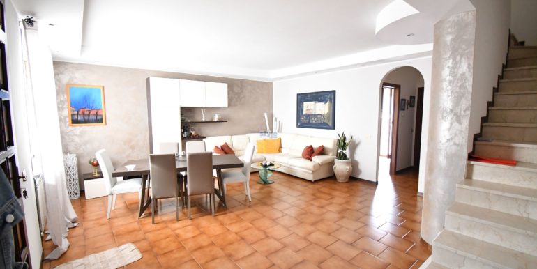 sala con logo
