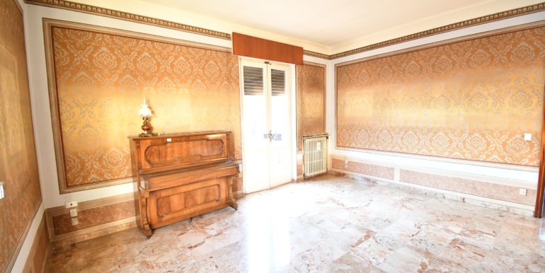 sala con logo