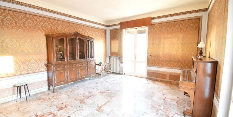 salotto con logo