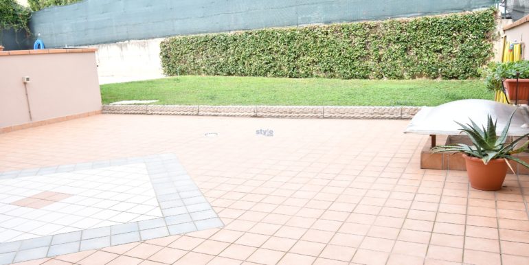 terrazza con giardino con logo