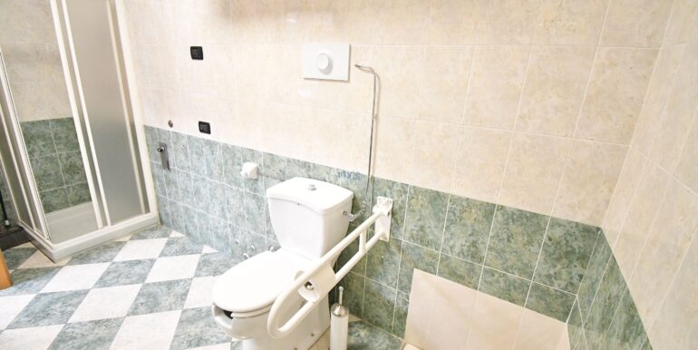 bagno con doccia con logo