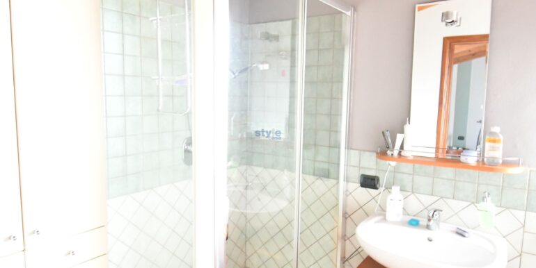bagno camera con logo