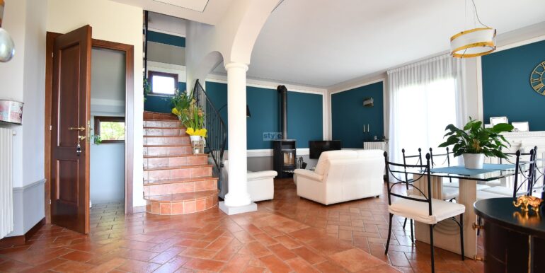 sala con logo