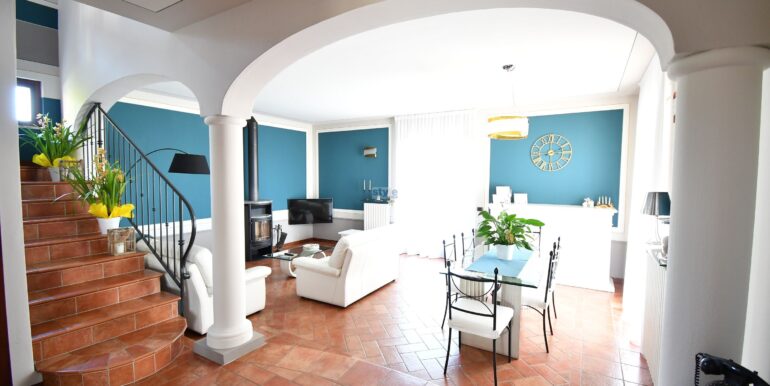 sala1 con logo