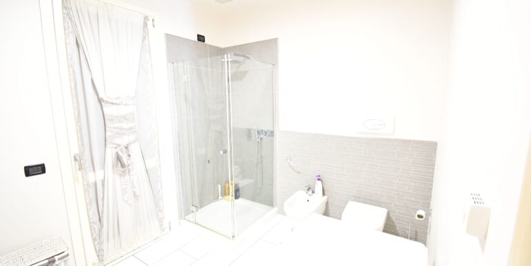 bagno con doccia con logo